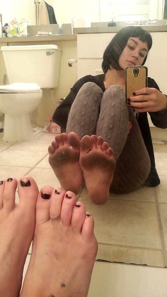 Amelia Dire Feet