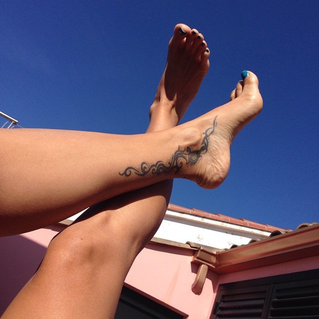 Lara Tinelli Feet