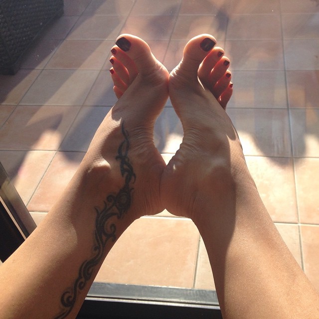 Lara Tinelli Feet