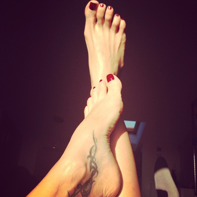 Lara Tinelli Feet