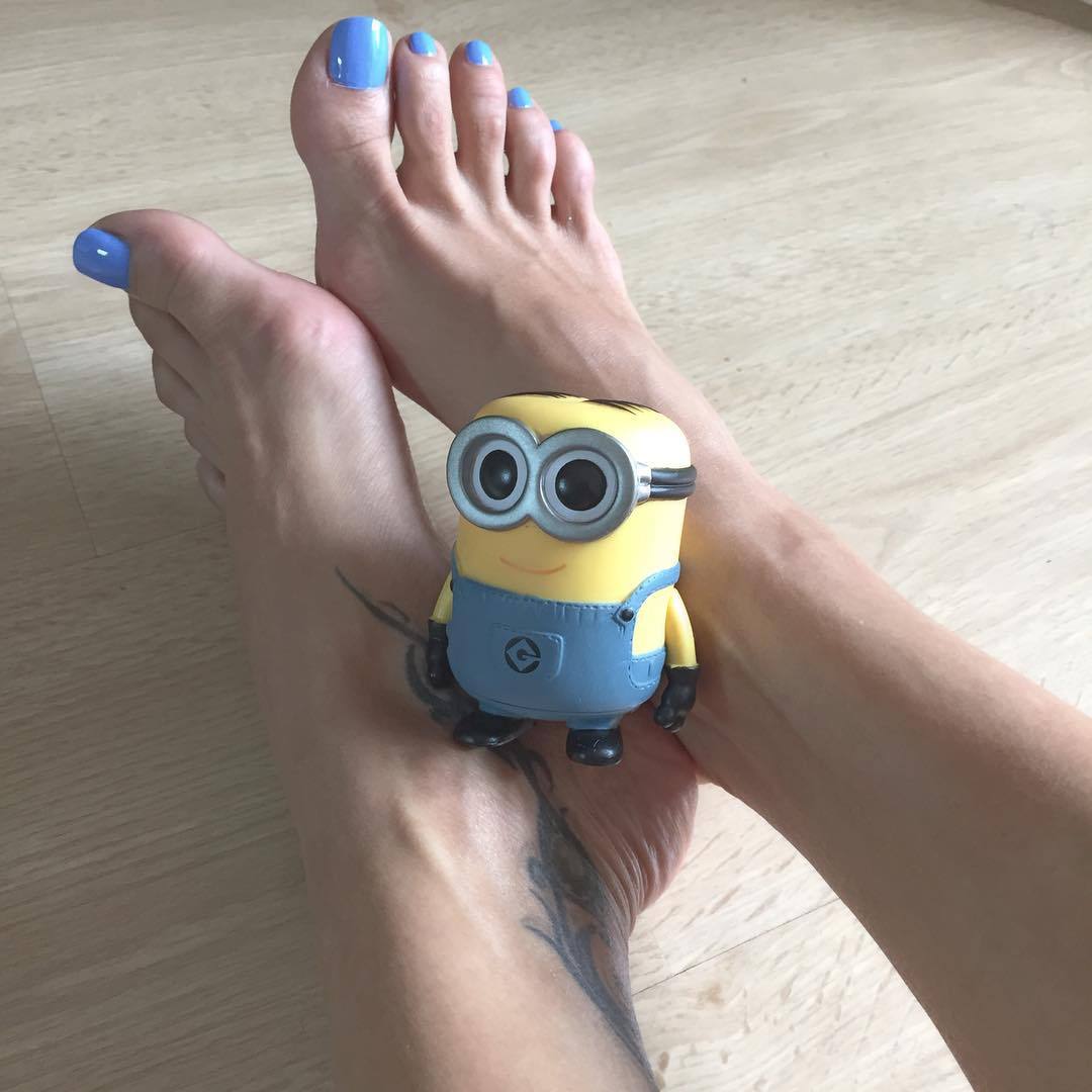 Lara Tinelli Feet