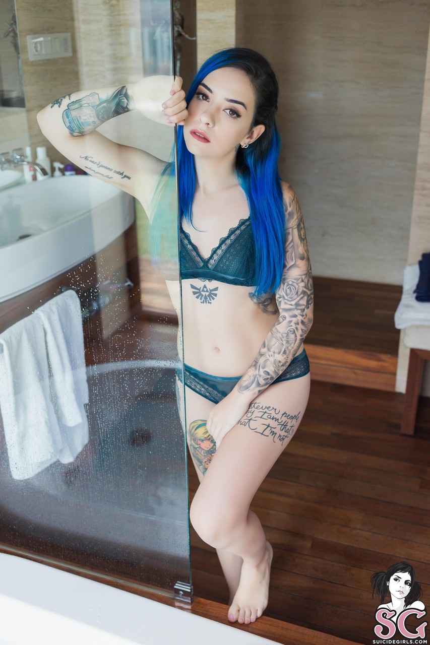 Saria Suicide Feet