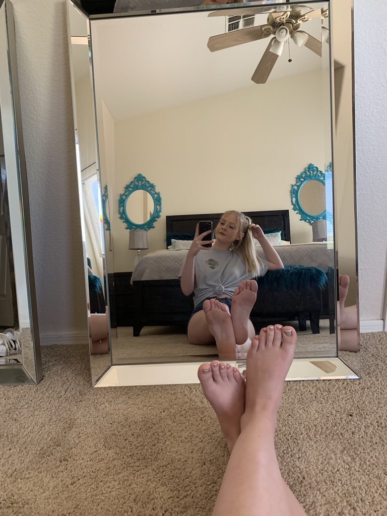 Shey Holmes Feet