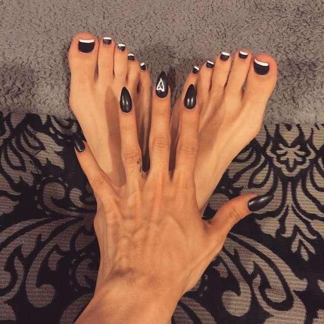 Tia Cyrus Feet